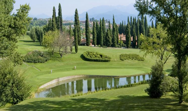 Gardagolf Experts consider the Gardagolf Country Club one of the best golf courses built over the last decades. The Gardagolf Country Club, spread out over ​​110 hectares and designed by British architects, boasts a 27-hole championship course nestled between the Rocca di Manerba, Soiano Castle and the Valtenesi hills, offering an extraordinarily beautiful panorama.