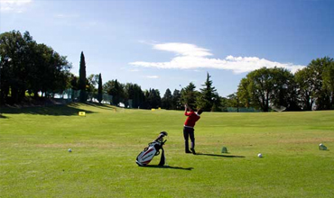 Der Kurs des Golf Clubs Paradiso del Garda ist das Werk des berühmten amerikanischen Architekten Jim Fazio, der sich auf 800.000 mq erstreckt und in perfekter Weise erdacht und erbaut wurde.