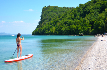 Am Gardasee, können Sie die Sup Garda Schule finden. Radtouren und Spaziergänge am Gardasee as gibt keine physikalischen Grenzen, und es ist für alle Menschen geeignet