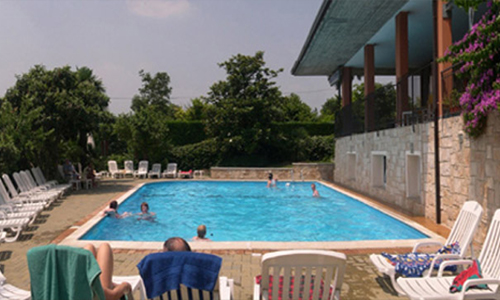 una grande camera familiare, vista lago, frigorifero comfort, balcone coperto, piscina, feste sul lago, Manerba sul Lago di Garda