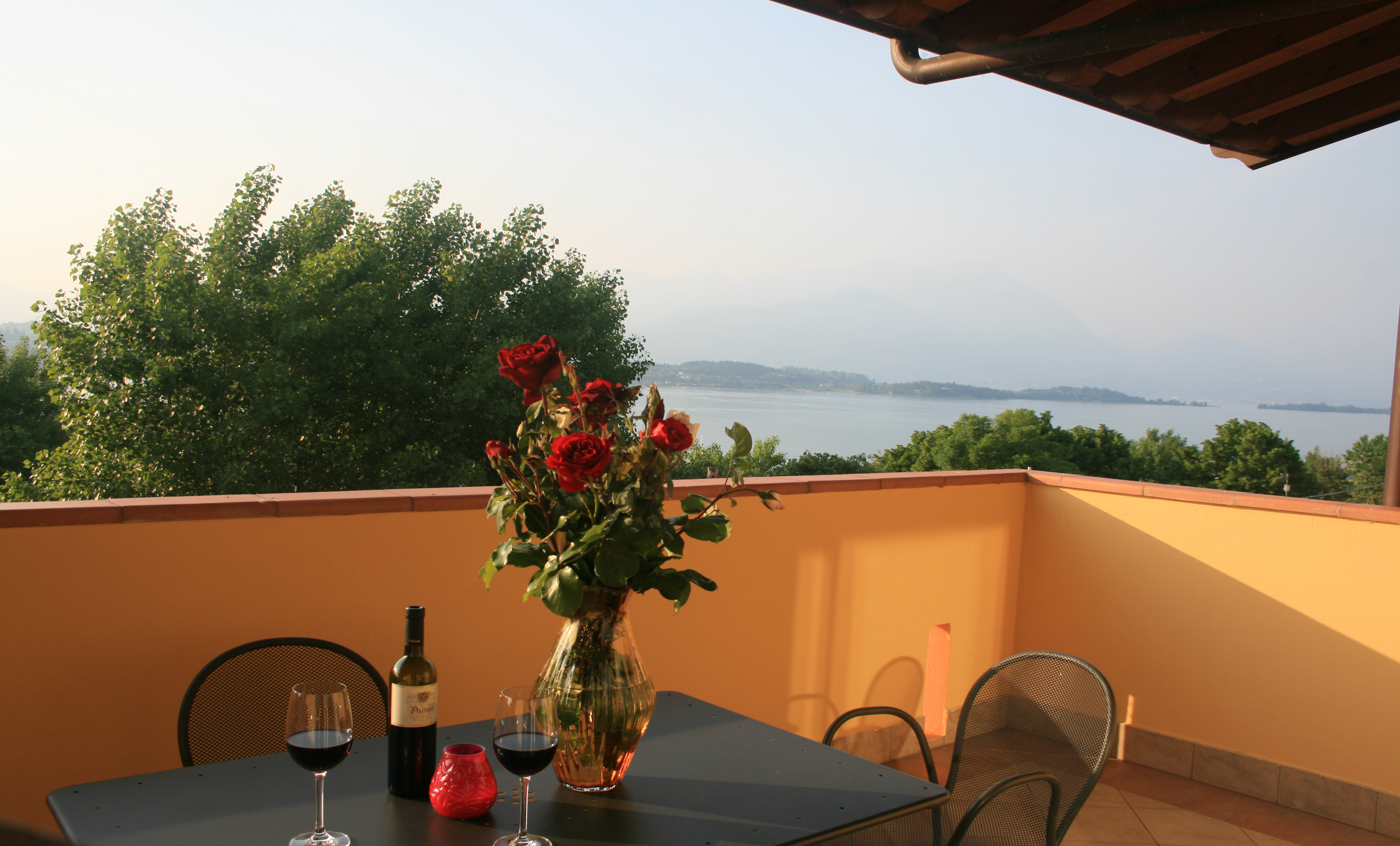 Familienzimmer in Manerba am Gardasee Wohnzimmer mit Klimaanlage und Kühlschrank