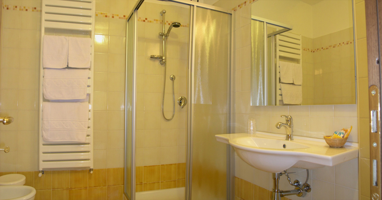 Nouvelle salle de bains avec douche et sèche-cheveux Nouvelle chambre spacieuse