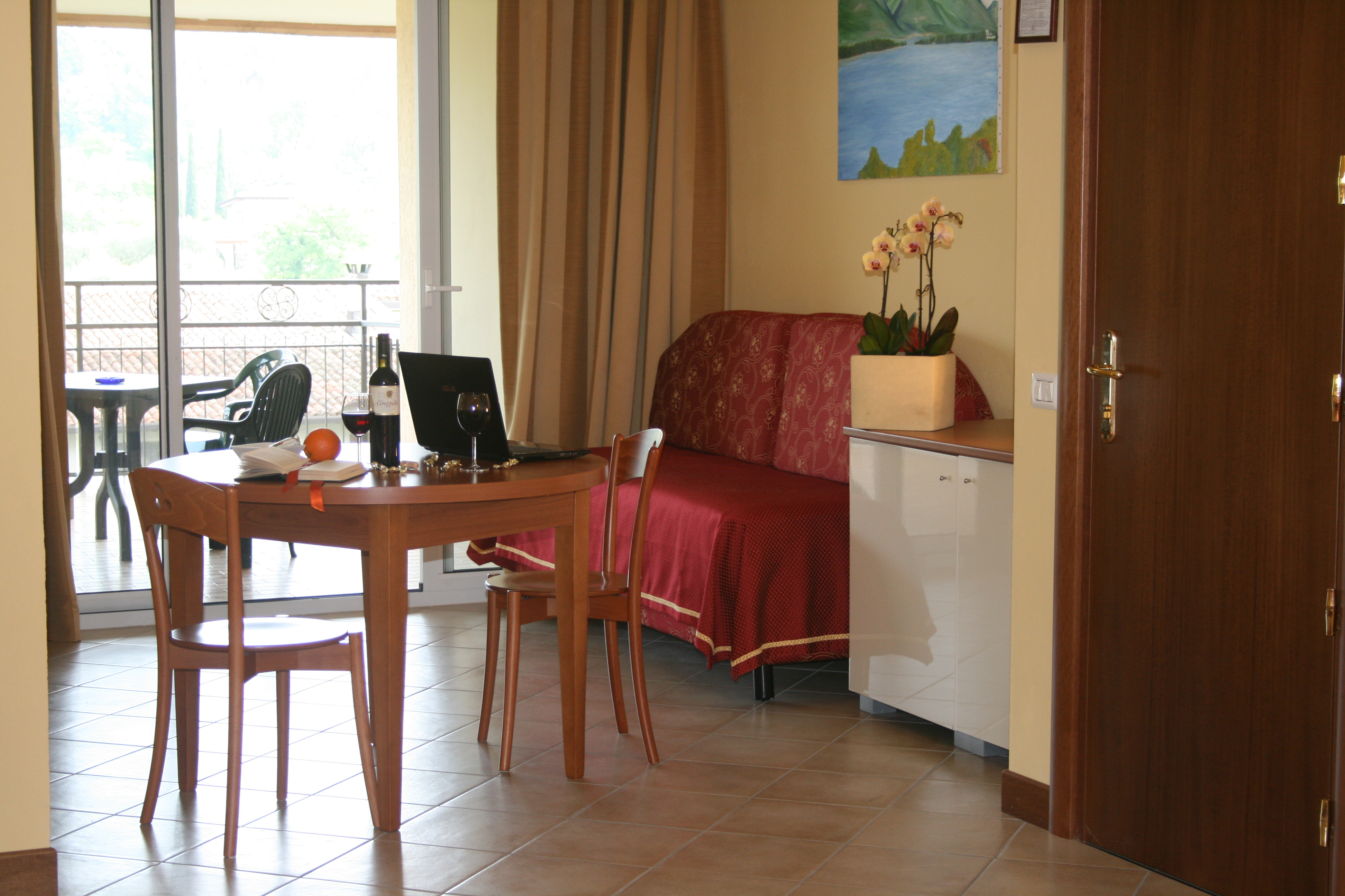 Familienzimmer in Manerba Fuur einen Urlaub in Manerba, mit Komfort, Kaffeemaschine, Kuuhlschrank, Klimaanlage, Garage