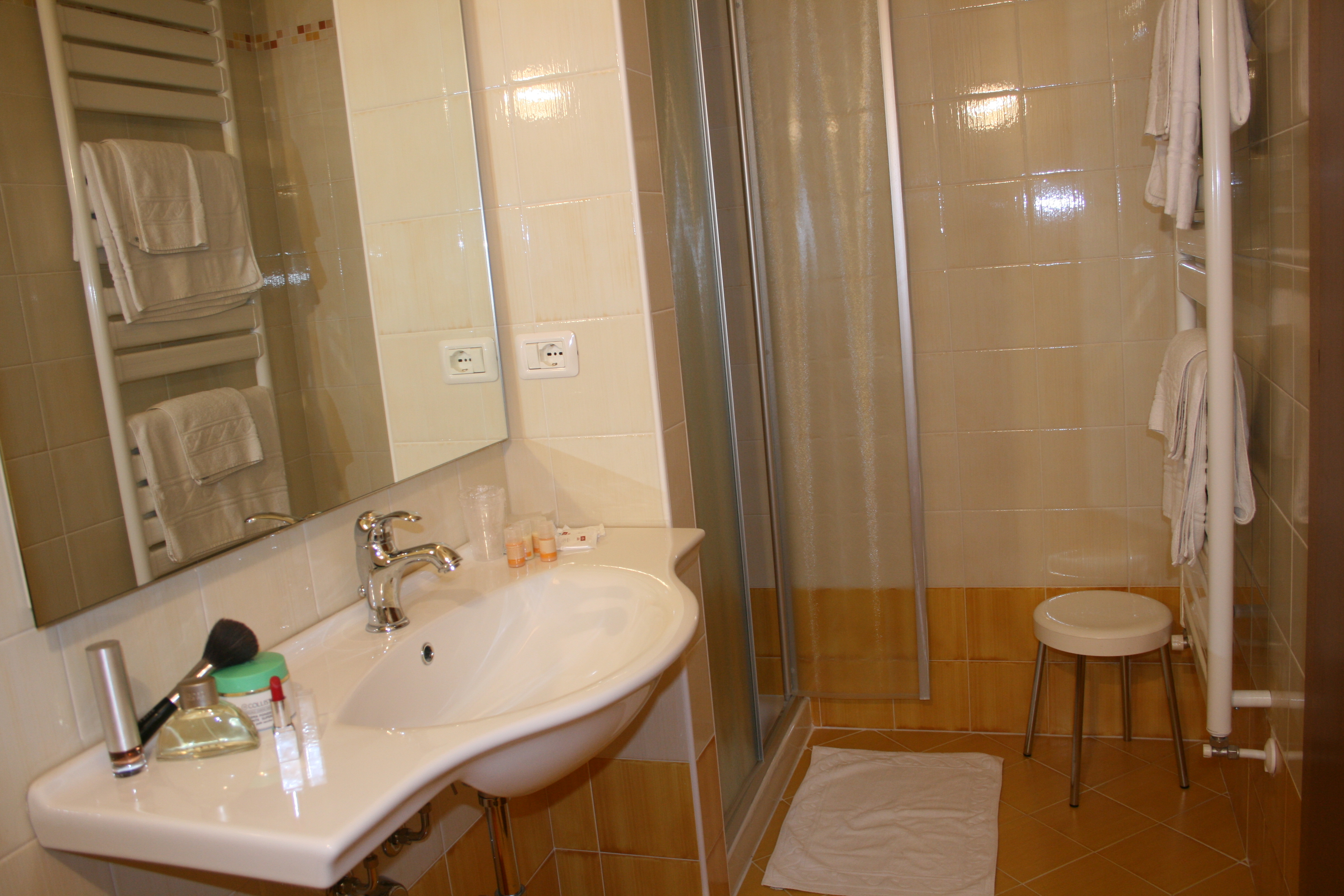 Superior kamer in Manerba Nieuwe badkamer met douche en haardroger Ruime nieuwe slaapkamer