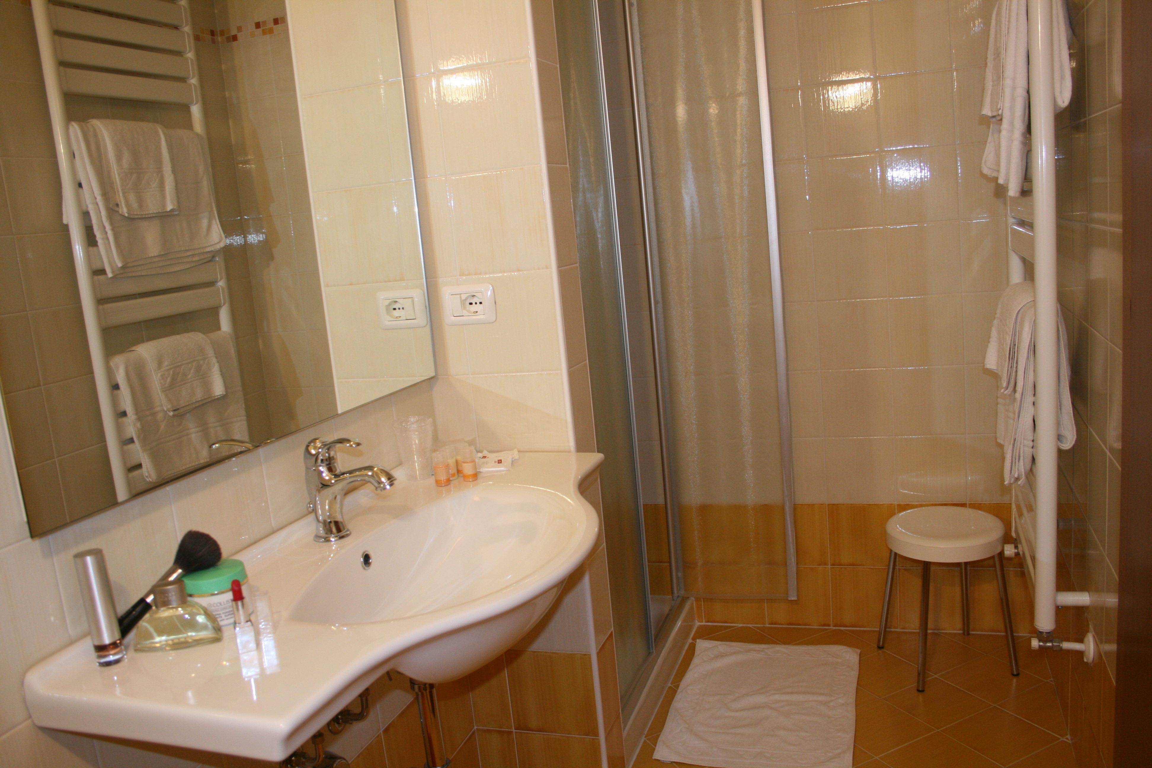 Family Rooms Room in Manerba Spacious, new bedroom, air conditioning and safe