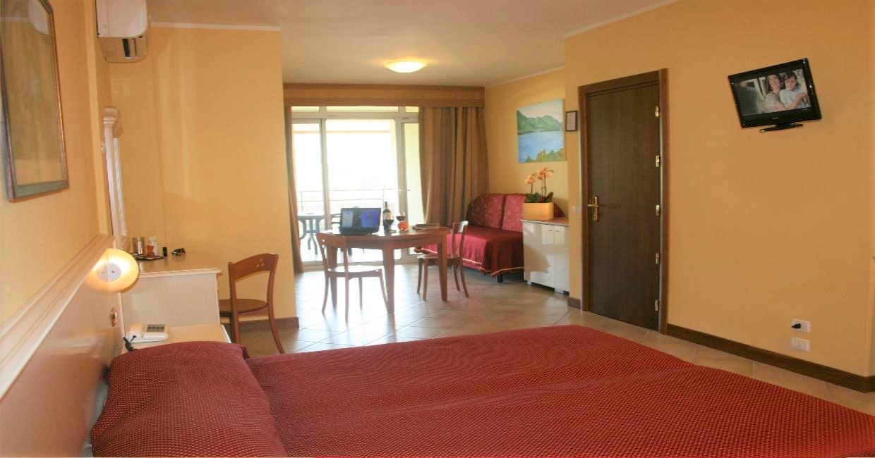 Camere familiari Camera a Manerba Camere deluxe ben arredate in un hotel tranquillo sul lago di Garda