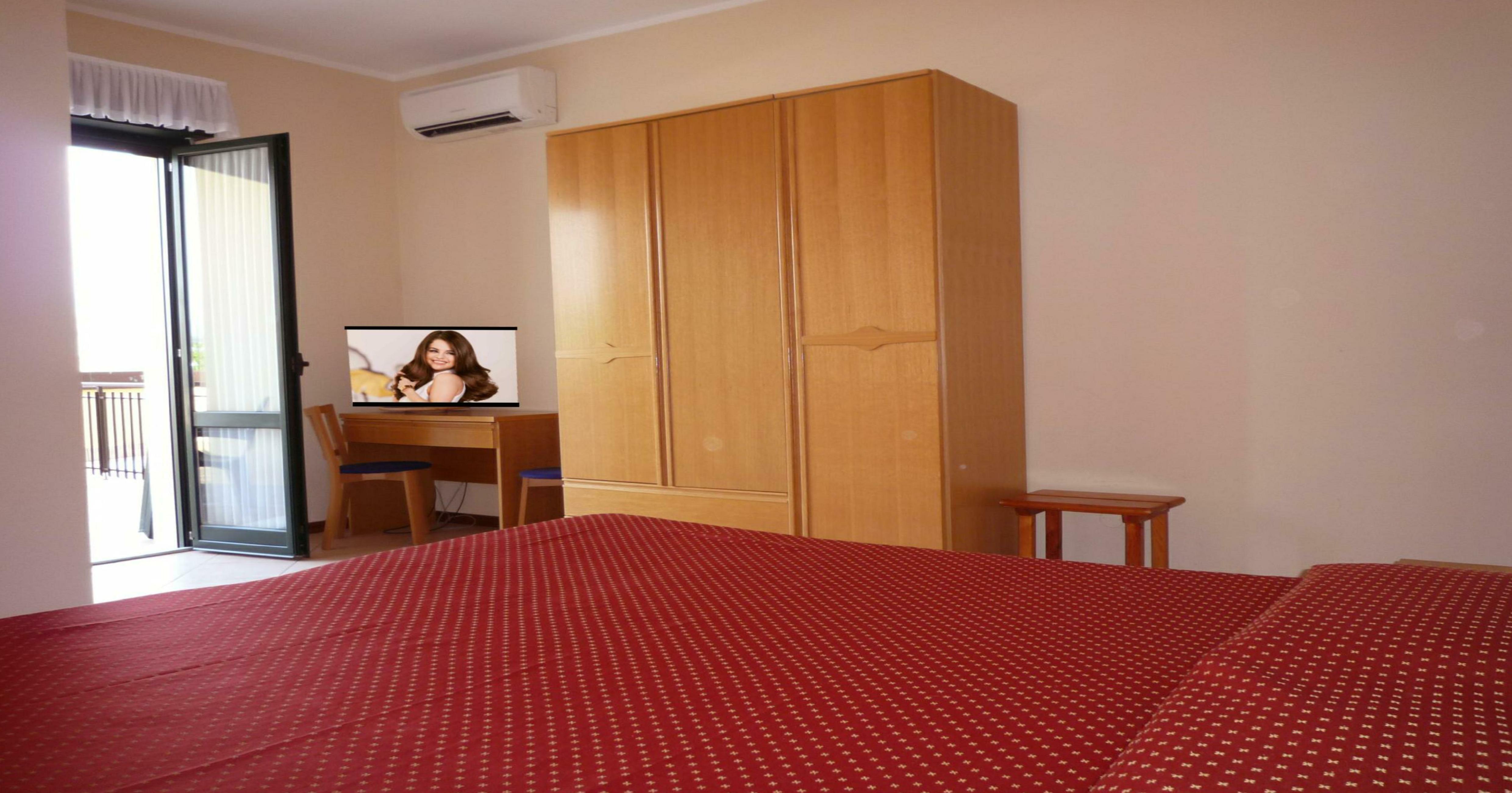 Superiorzimmer in Manerba, Wohnzimmer mit Klimaanlage und Kühlschrank